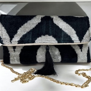 Bolso de mano de seda blanco y negro hecho a mano para eventos con cadena versátil, bolso de mano de tela de terciopelo negro, bolso de mano de boda Ikat, bolso de mano de noche negro único