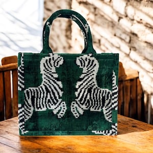 Handgefertigte Große Ikat Seidentasche mit Zebra Design, Grüne Samt Tragetasche für die Nacht, Handgefertigte Große Designer Tasche für die Nacht