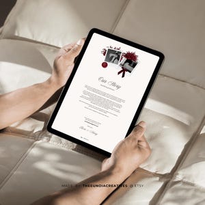 Pu&ograve; includere: Un tablet digitale che mostra un modello di storia di matrimonio con il titolo Our Story, due foto in stile polaroid in bianco e nero, accenti floreali rosso scuro, un sigillo di ceralacca rosso, un nastro rosso, testo e i nomi Eliza & Harry.