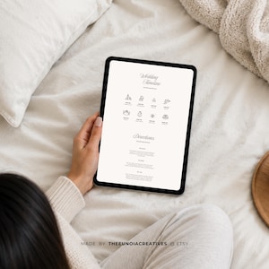 Pu&ograve; includere: Un tablet digitale che mostra un documento con la cronologia del matrimonio e le indicazioni, con testo nero e icone a linee sottili su sfondo bianco. Il documento include sezioni intitolate Wedding Timeline e Directions.