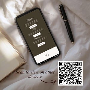 Puede incluir: Un smartphone que muestra un sitio web con los textos "Registry", "FAQ" y "Contact Us". Un bol&iacute;grafo negro y un libro est&aacute;n al lado del tel&eacute;fono. Un c&oacute;digo QR est&aacute; en la esquina inferior derecha con el texto "Scan to view on other devices!"