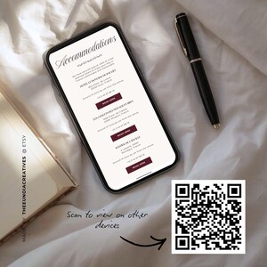 Pu&ograve; includere: Uno smartphone mostra un elenco di alloggi con il titolo Accommodations, seguito da nomi di hotel, indirizzi e pulsanti di prenotazione. Una penna nera &egrave; posizionata accanto e un codice QR si trova nell'angolo in basso a destra con una freccia.
