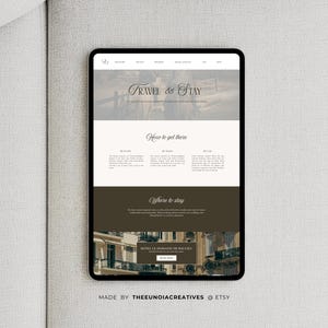 Puede incluir: Una tableta digital muestra un sitio web con el texto &laquo;TRAVEL & STAY&raquo; y &laquo;How to get there&raquo;. El sitio web tiene una paleta de colores neutros con una foto de un edificio. La parte inferior de la pantalla dice &laquo;HOTEL LE DOMAINE DE BAULIEU&raquo;.