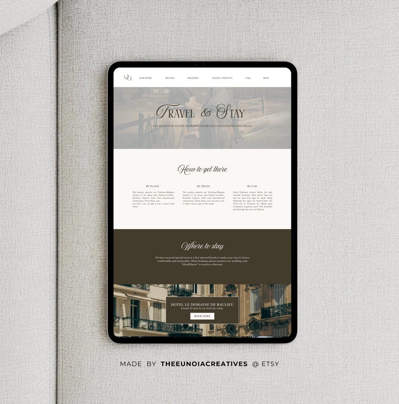 Puede incluir: Una tableta digital muestra un sitio web con el texto &laquo;TRAVEL & STAY&raquo; y &laquo;How to get there&raquo;. El sitio web tiene una paleta de colores neutros con una foto de un edificio. La parte inferior de la pantalla dice &laquo;HOTEL LE DOMAINE DE BAULIEU&raquo;.
