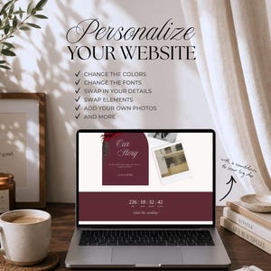 Pu&ograve; includere: Uno schermo di un portatile mostra un modello di sito web personalizzabile con colori bordeaux e bianco, una sezione dedicata alla storia, una foto in stile polaroid e un timer per il conto alla rovescia. Il testo recita: Personalize YOUR WEBSITE, Change the colors, fonts, details, elements, add your own photos, and more.