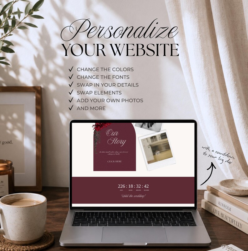 Pu&ograve; includere: Uno schermo di un portatile mostra un modello di sito web personalizzabile con colori bordeaux e bianco, una sezione dedicata alla storia, una foto in stile polaroid e un timer per il conto alla rovescia. Il testo recita: Personalize YOUR WEBSITE, Change the colors, fonts, details, elements, add your own photos, and more.