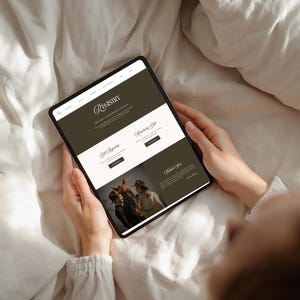 Puede incluir: Una tableta muestra un sitio web con la palabra "Registry" en la parte superior. El sitio web tiene secciones para Gift Registry, Monetary Gift y Thank You. Se ve una foto de dos personas con caballos.
