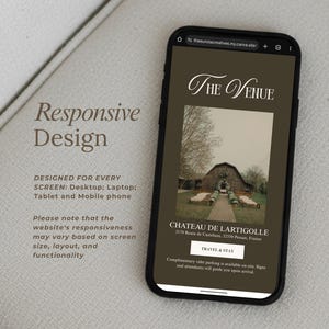 Puede incluir: Un tel&eacute;fono inteligente muestra un dise&ntilde;o de sitio web con el texto "THE VENUE" y una imagen de un lugar. La pantalla tambi&eacute;n muestra el texto "CHATEAU DE LARTIGOLLE" y "TRAVEL & STAY". El tel&eacute;fono est&aacute; sobre una superficie de color claro.