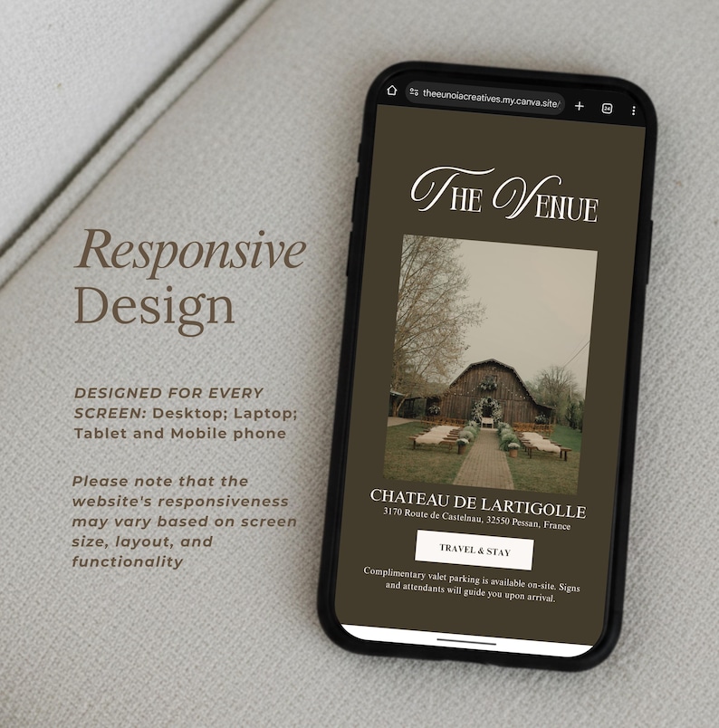 Puede incluir: Un tel&eacute;fono inteligente muestra un dise&ntilde;o de sitio web con el texto "THE VENUE" y una imagen de un lugar. La pantalla tambi&eacute;n muestra el texto "CHATEAU DE LARTIGOLLE" y "TRAVEL & STAY". El tel&eacute;fono est&aacute; sobre una superficie de color claro.