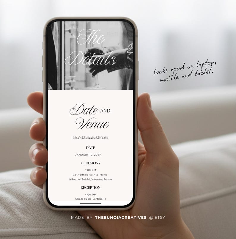 Pu&ograve; includere: Uno smartphone mostra un modello di invito a nozze digitale con il testo The Details, Date and Venue, January 10, 2027, Cath&eacute;drale Sainte-Marie e Chateau de Lartigolle. Lo schermo presenta anche una foto in bianco e nero di una persona che tiene un bicchiere.