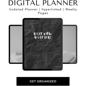 Könnte beinhalten: Ein digitaler Planer auf drei Tablet-Bildschirmen. Der mittlere Bildschirm zeigt einen dunklen, zerknitterten Papierhintergrund mit dem weißen Text "RIGHT NOW RIGHT HERE" und "2025" unten. Der obere Text lautet "DIGITAL PLANNER".