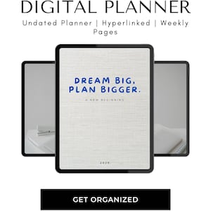 Könnte beinhalten: Ein digitaler Planer auf drei Tablet-Bildschirmen. Der mittlere Bildschirm zeigt ein hellgraues, strukturiertes Cover mit dem blauen Text DREAM BIG, PLAN BIGGER. Darunter stehen A NEW BEGINNING und 2025. Der Text oben lautet DIGITAL PLANNER.