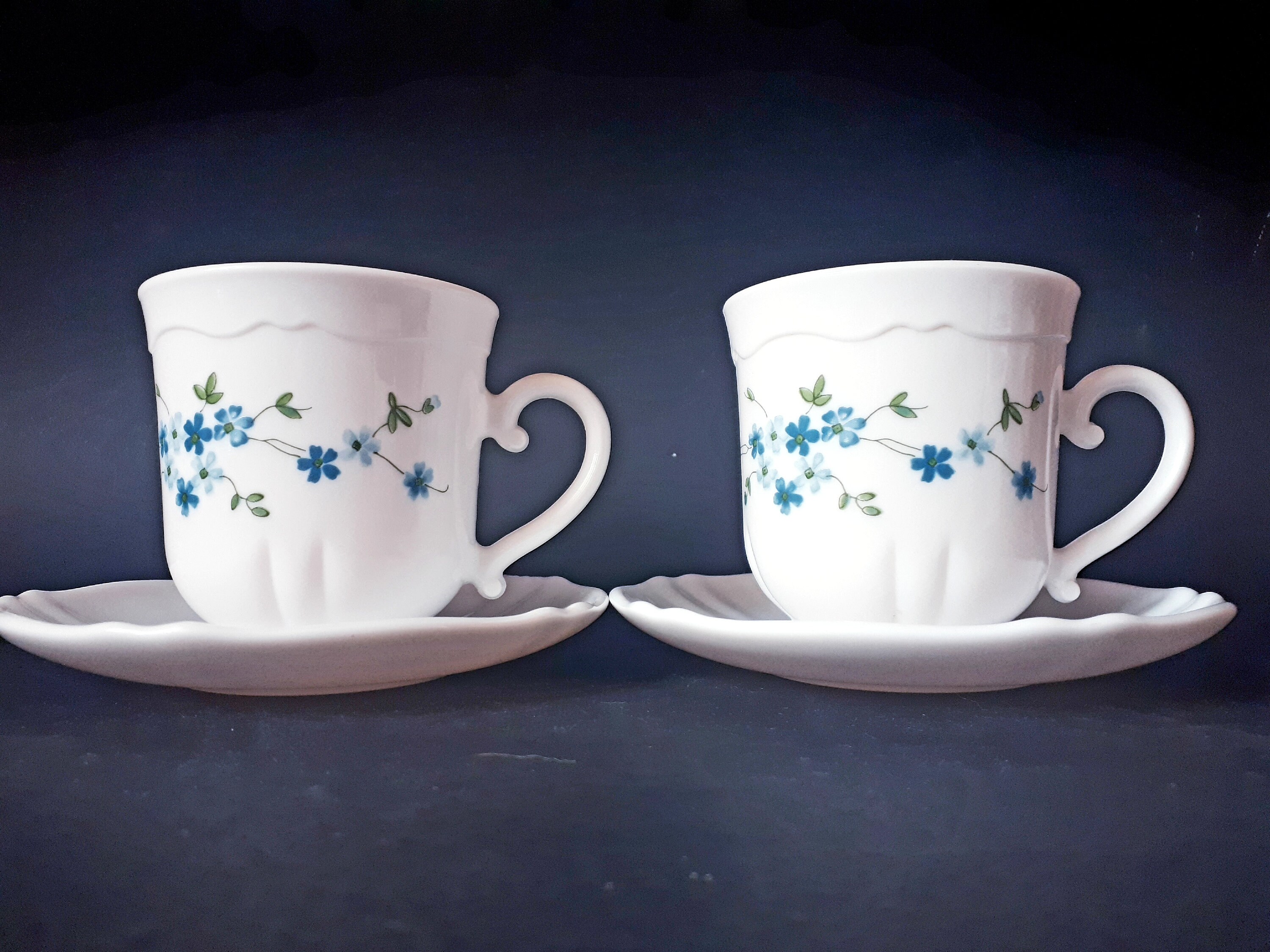 Carafe et 4 tasses avec soucoupes ARCOPAL, collection Veronica Myosotis - design vintage des années 1970, Fabriqué en France - France