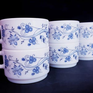 Lot De 8 Tasses à Café Arcopal France - Décor Fleuri Vintage Opale Bleu - Années 70