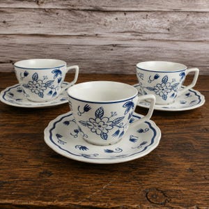 Set 3 tazze da tè IKEA Arv Idyll con piattini, porcellana bianca e blu, servizio vintage scandinavo, cottagecore