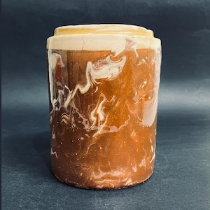 Op de afbeelding: Een bruine keramische pot met een wit marmerpatroon. De pot heeft een brede opening en een ronde bodem.