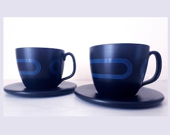 Lot de 2 tasses à thé et soucoupes IKEA pour petit-déjeuner, design rétro vintage, noir et bleu.