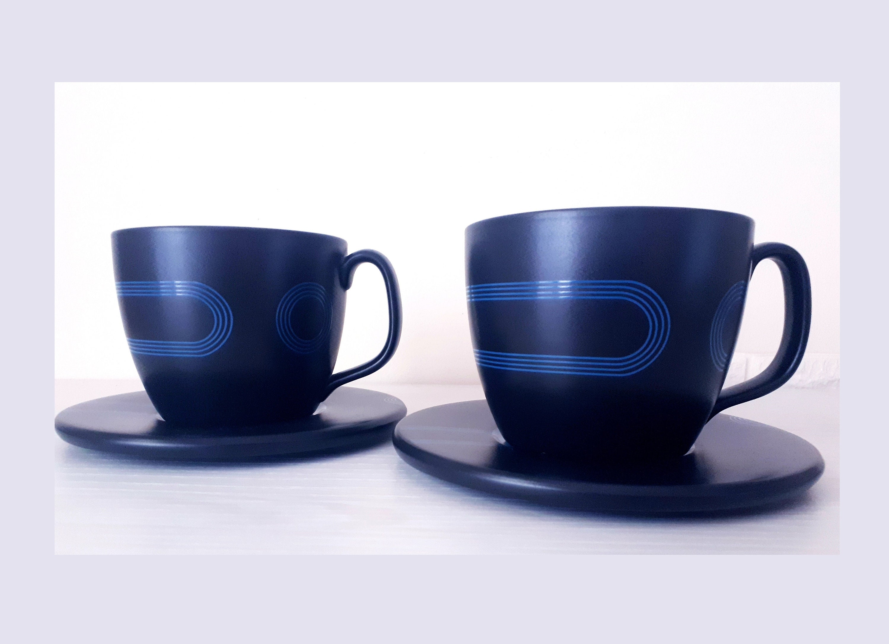 Set aus 2 IKEA Teetassen + Untertassen Frühstück Vintage Retro Design Schwarz Blau Schallplatten