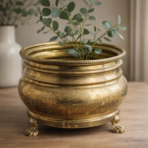 Vase vintage en laiton avec détails dorés et pieds griffes, cache-pot décoratif des années 1960, décoration intérieure rétro élégante, pièce de collection en laiton.