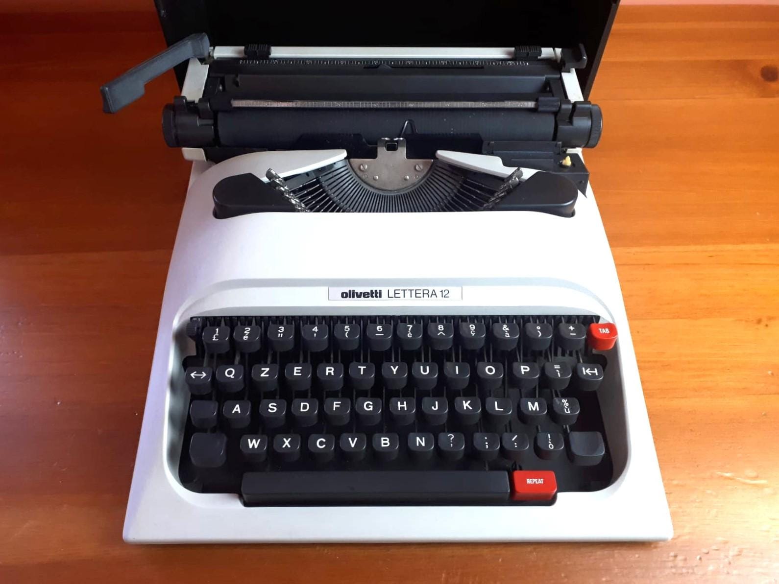 タイプライター Olivetti LETTERA 12 レトロ 1979 Olivetti Lettera 12 on the Typewriter Database
