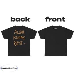 Może przedstawiać: Czarny T-shirt z napisem "ALLAH KNOWS BEST..." w kolorze pomarańczowym na plecach. Prz&oacute;d T-shirtu jest gładki, czarny.