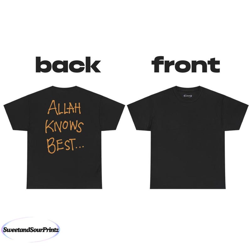 Może przedstawiać: Czarny T-shirt z napisem "ALLAH KNOWS BEST..." w kolorze pomarańczowym na plecach. Prz&oacute;d T-shirtu jest gładki, czarny.
