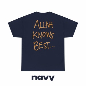 Może przedstawiać: Koszulka w kolorze granatowym z nadrukiem "ALLAH KNOWS BEST..." w kolorze pomarańczowym na plecach.