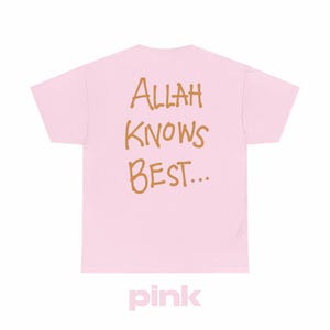 Może przedstawiać: R&oacute;żowa koszulka z nadrukiem "ALLAH KNOWS BEST..." w kolorze brązowym na plecach.