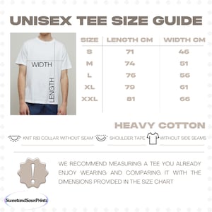 Może przedstawiać: Tabela rozmiar&oacute;w dla koszulki unisex z wymiarami w centymetrach dla rozmiar&oacute;w S, M, L, XL i XXL. Tabela zawiera wymiary długości i szerokości dla każdego rozmiaru. Tekst "Heavy Cotton" jest wyświetlany pod tabelą. Tekst "Knit rib collar without seam" i "Shoulder tape" jest wyświetlany pod tabelą. Tekst "Without side seams" jest wyświetlany pod tabelą. Tekst "Zalecamy zmierzenie koszulki, kt&oacute;rą już nosisz i por&oacute;wnanie jej z wymiarami podanymi w tabeli rozmiar&oacute;w" jest wyświetlany pod tabelą.