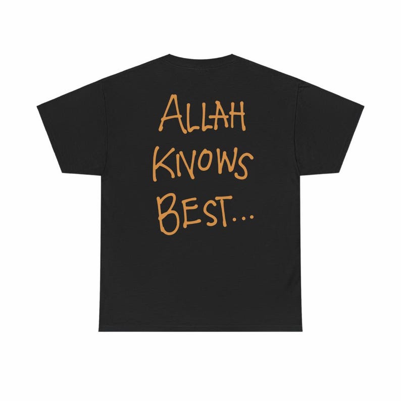 Może przedstawiać: Czarny T-shirt z nadrukiem "ALLAH KNOWS BEST..." w kolorze pomarańczowym na plecach.