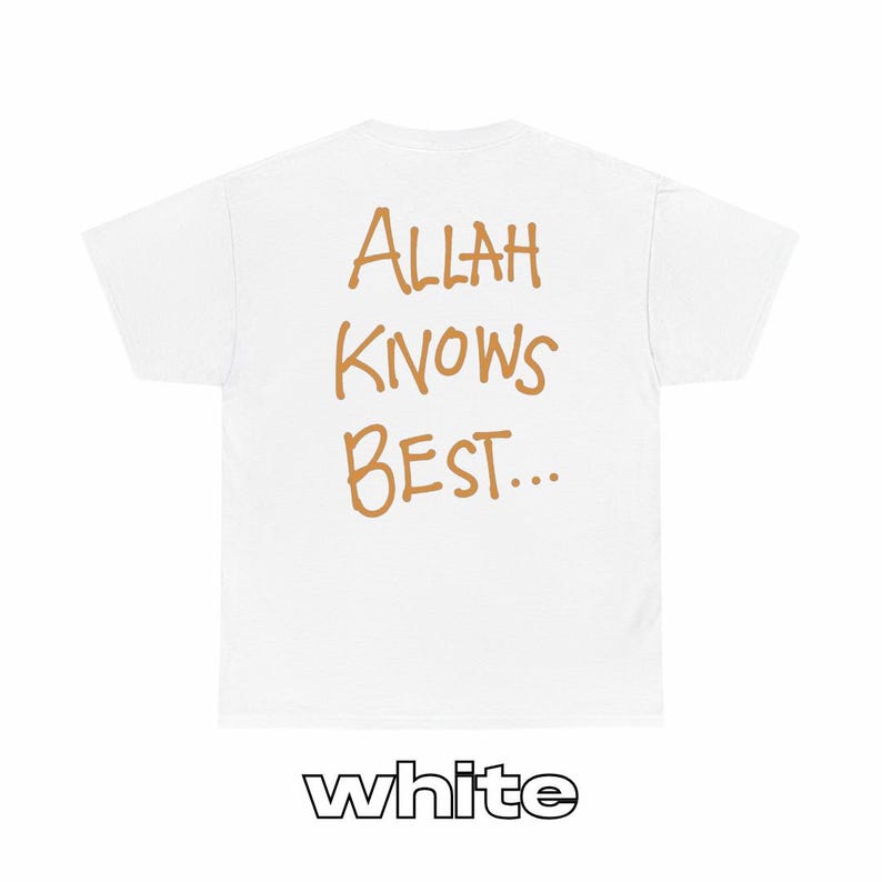 Może przedstawiać: Biała koszulka z nadrukiem "ALLAH KNOWS BEST..." w kolorze brązowym na plecach.