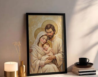 Könnte beinhalten: Ein gerahmtes religiöses Kunstwerk zeigt eine Familie. Das Gemälde zeigt eine Frau, einen Mann und ein Baby, alle in sanften, neutralen Tönen. Das Kunstwerk ist in einem schwarzen Rahmen gerahmt und wird auf einer weißen Oberfläche ausgestellt.