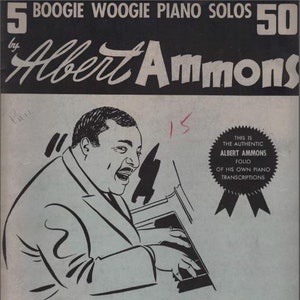 Op de afbeelding: Een zwart-witte illustratie van een man die piano speelt. De titel van de bladmuziek is "5 Boogie Woogie Piano Solos 50 by Albert Ammons". De bladmuziek is te koop voor 50 cent.