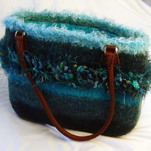 Bolso de mano / tote de fieltro de lana hecho a mano, único en su tipo
