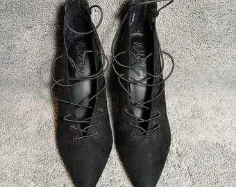 Sapatos de salto alto femininos WILD PAIR, tamanho 8,5, em veludo preto com cadarços elásticos.