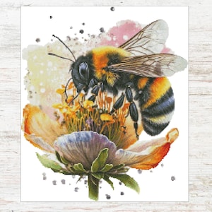 Puede incluir: Primer plano de un abejorro con rayas negras y amarillas, recogiendo polen de una flor con pétalos naranja y morados. El fondo es una acuarela de color rosa, amarillo y blanco.