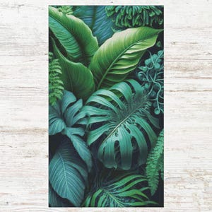 Op de afbeelding: Een levendige botanische print met een verscheidenheid aan weelderige groene bladeren. De afbeelding toont grote, getextureerde bladeren in tinten smaragdgroen en blauwgroen, waardoor een dichte, tropische esthetiek ontstaat. Het kunstwerk roept een gevoel van natuur en rust op.