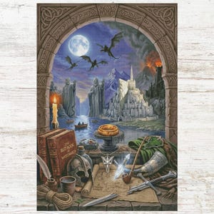 Puede incluir: Una ilustración de fantasía enmarcada por un arco de piedra que muestra un paisaje con una ciudad blanca, dos grandes estatuas, dragones voladores y una luna llena. En primer plano, un libro titulado The Red Book of Westmarch, un anillo dorado, una espada, una pipa y un mapa.