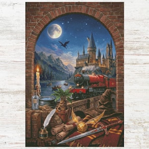 Könnte beinhalten: Detailliertes Gemälde einer Nachtszene mit Vollmond, Burg und rotem Dampfzug. Das Bild wird von einem Backsteinbogen gerahmt, mit einer Kerze, Büchern und einem Schwert im Vordergrund. Ein goldener Schnatz und ein Zaubererhut sind ebenfalls zu sehen.