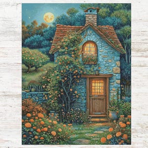 Könnte beinhalten: Ein malerisches Gemälde eines Steinhauses bei Nacht, beleuchtet von einem Vollmond und warmen Innenlichtern. Das Haus ist von üppigem Grün und orangefarbenen Blumen umgeben, was eine ruhige und einladende Szene schafft.