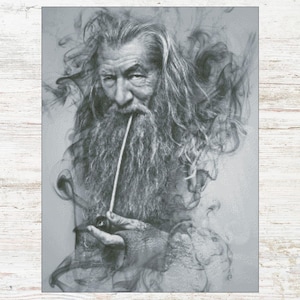 Op de afbeelding: Een zwart-wit portret van een man met een lange baard en lang haar. Hij rookt een pijp en heeft een bedachtzame uitdrukking op zijn gezicht.