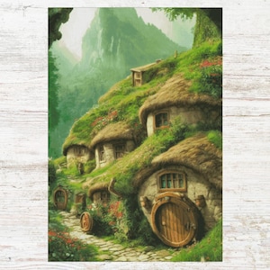 Può includere: Un'illustrazione fantasiosa di un gruppo di piccole case ricoperte di muschio, annidate su una collina. Le case hanno tetti arrotondati di paglia e porte di legno. La scena è ambientata in una lussureggiante foresta verde con una montagna sullo sfondo.