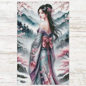 Könnte beinhalten: Eine Frau in einem blauen und rosafarbenen Kimono steht in einem schneebedeckten Wald mit Kirschblüten. Die Frau hat langes schwarzes Haar und schaut zur Seite.