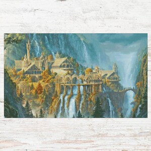 Peut inclure: Peinture détaillée d'un paysage fantastique avec un château niché parmi des cascades et des arbres aux couleurs d'automne. Le château possède de multiples tours et ponts en arc, avec un fond d'eau en cascade et un ciel brumeux.