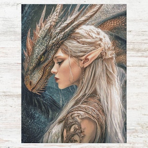 Puede incluir: Una mujer con el pelo largo y rubio y orejas puntiagudas se muestra con un dragón. La cabeza del dragón está apoyada en el hombro de la mujer. La mujer lleva una correa de cuero marrón sobre el pecho y una pieza de metal dorada en el brazo.