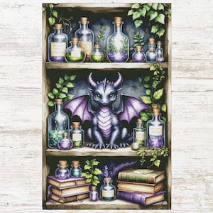 Puede incluir: Ilustración en acuarela de una estantería de madera llena de botellas de pociones, libros y un dragón morado. Las botellas son de varios tamaños y formas, algunas con tapones de corcho. Hojas y enredaderas verdes decoran la estantería.
