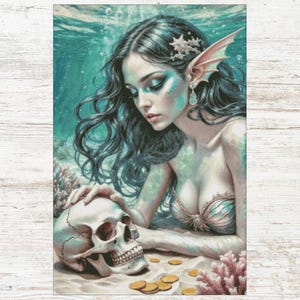 Könnte beinhalten: Eine künstlerische Illustration einer Meerjungfrau mit langen, dunklen Haaren und teal-farbener Haut unter Wasser. Sie berührt einen menschlichen Schädel, umgeben von Korallen und Goldmünzen. Das Kunstwerk hat ein Fantasy-Thema.