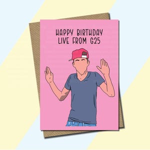 Könnte beinhalten: Geburtstagskarte mit rosa Hintergrund und dem Text "HAPPY BIRTHDAY LIVE FROM G25". Die Karte zeigt eine Illustration einer Person mit roter Kappe, blauem Hemd und Jeans, mit erhobenen Armen. Die Karte befindet sich auf einem braunen Umschlag.
