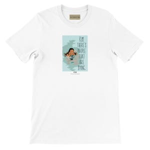 Op de afbeelding: Een wit t-shirt met korte mouwen en een centrale afbeelding van een persoon in het water met de tekst "KIM THERE'S PEOPLE THAT ARE DYING." en "KIM 'Know the Meme'". Het ontwerp bevat een lichtblauwe achtergrond en een klein rechthoekig merklabel.