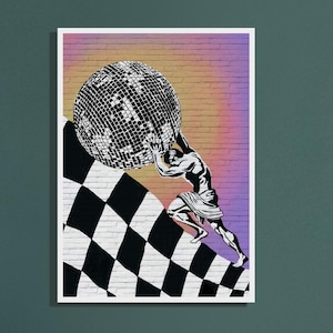 Könnte beinhalten: Ein gerahmter Kunstdruck mit einer Schwarz-Weiß-Illustration einer Figur, die eine Discokugel einen karierten Hügel hinauf trägt. Der Hintergrund zeigt eine Backsteinmauer mit einem Farbverlauf aus Rosa, Orange und Lila.